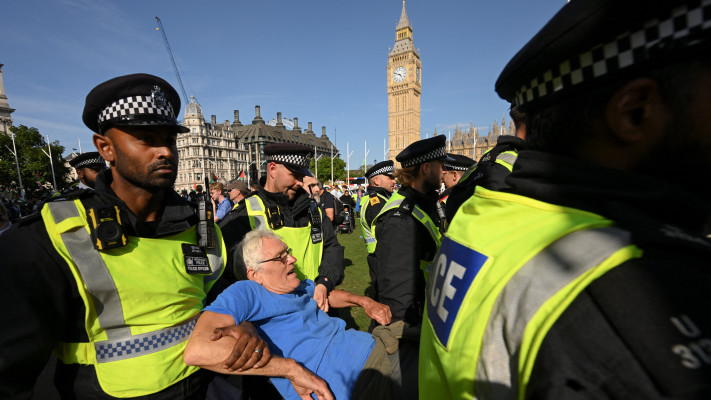 מפגין למען פלסטין מפונה על ידי שוטרים באנגליה