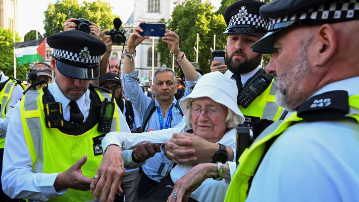 מפגינים למען פלסטין מפונים על ידי המשטרה האנגלית