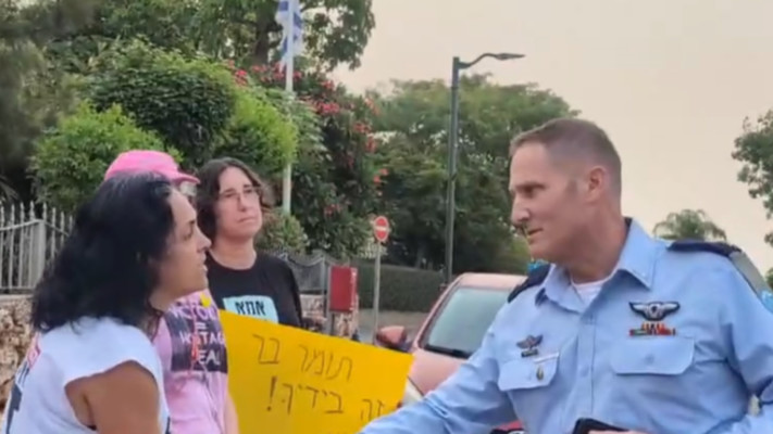 מפקד חיל האוויר נפגש עם אמהות במחאה מול ביתו 