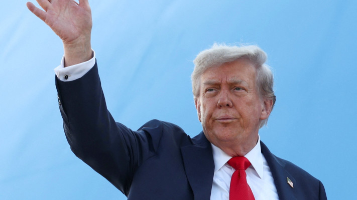 דונלד טראמפ בדרכו לפגישה עם פוטין