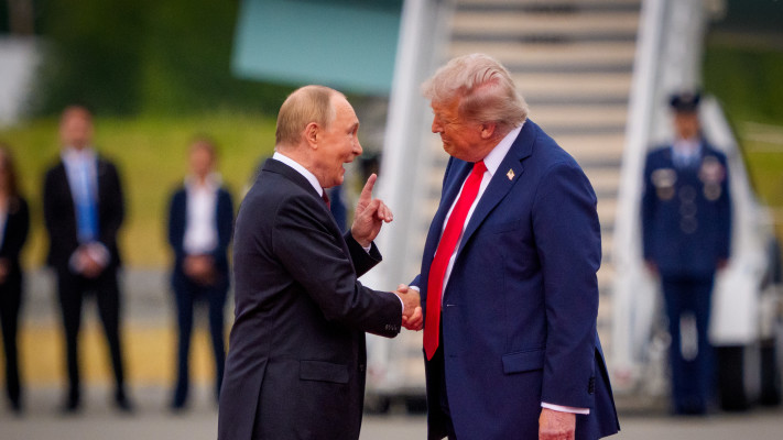 דונלד טראמפ, ולדימיר פוטין - לחיצת היד המשונה