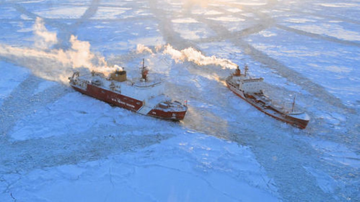 אוניות במצר ברינג (צילום:  Sara Francis/U.S. Coast Guard via Getty Images)