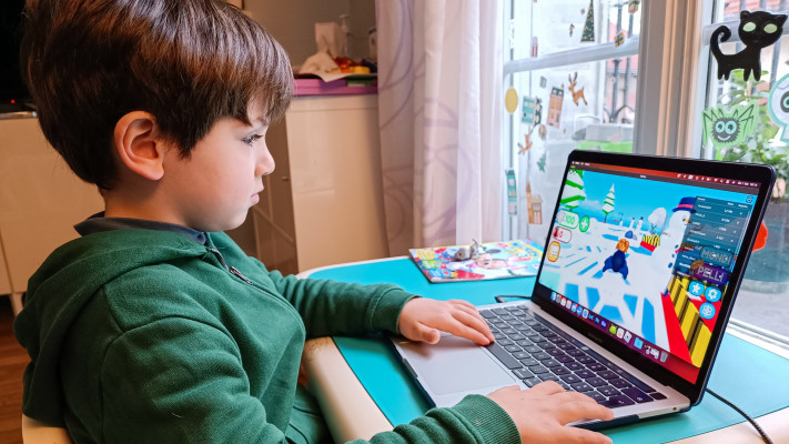 ילד משחק ברובלוקס