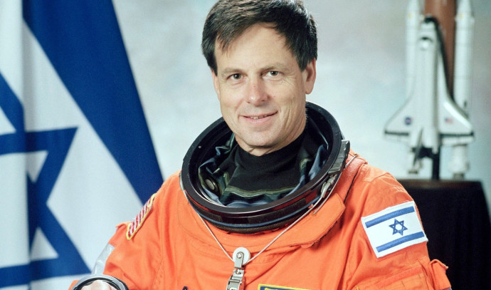 מזון כשר ודגל חיל האוויר: מה לקח איתו אילן רמון לחלל ...