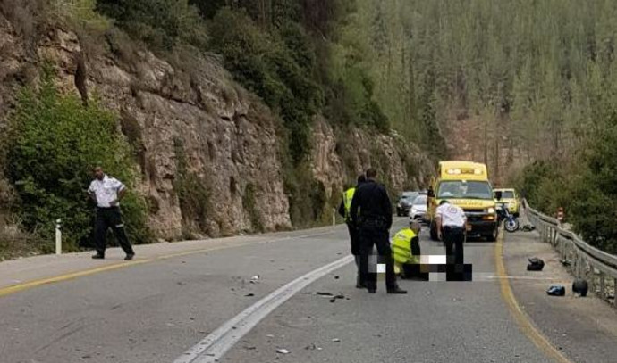 צעיר בן 25 נהרג בהתנגשות בין שני אופנועים לרכב סמוך ...