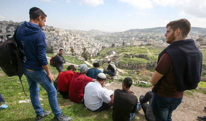 בית קברות נטוש ומוזנח: מאות השתתפו בטקס אזכרה לאלפי חללים ...