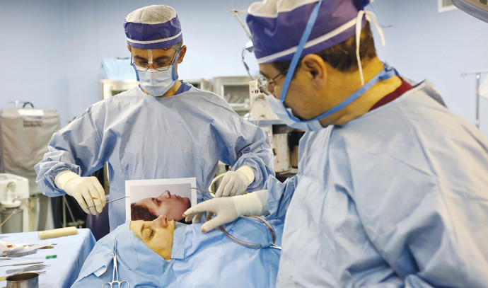 İran'ın saldırısına aldırmayan ünlü plastik cerrah yine İsrail'i ziyaret edecek
