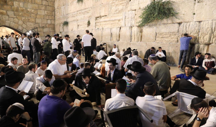 צום ט@@@ באב: רבבות מתפללים בכותל המערבי | מעריב