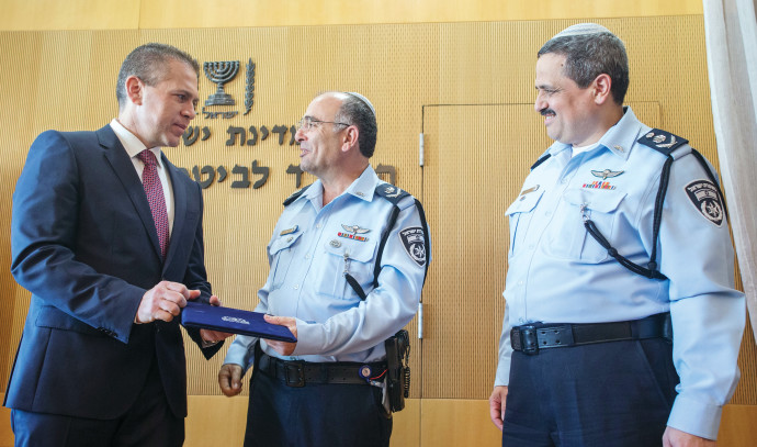 קלמן ליבסקינד: המשטרה מתעללת בקצינה, קורבן תקיפה מינית | מעריב