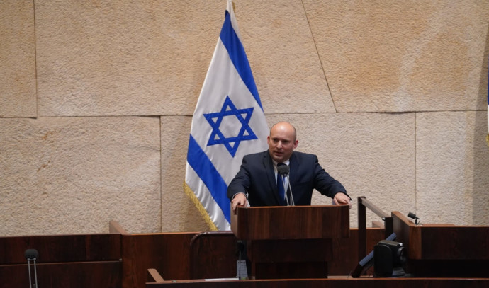 Bennett told Lieberman: “We need to help 800,000 unemployed people, not four politicians