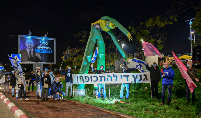 Dozens of protesters in front of Ganz’s house in the shadow of reports of a compromise