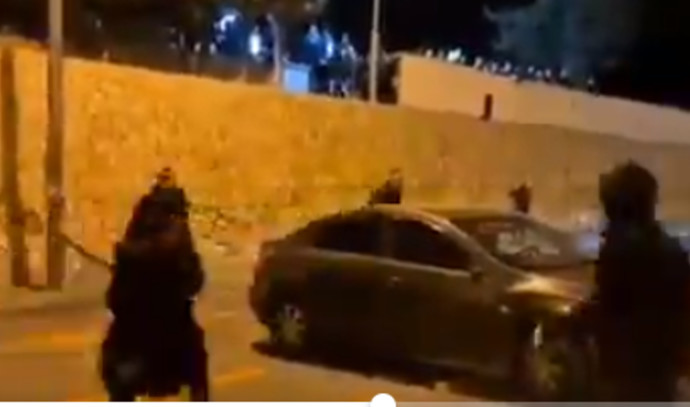 Disturbing documentation in Jerusalem: Young people attacked Arabs who were traveling in a car with batons and bins