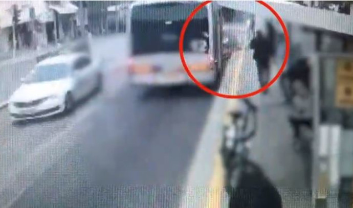 Shocking: He threw an older man onto the road and was run over by a matron