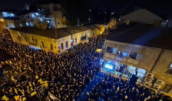Thousands participate in the funeral procession of Rabbi Yitzchak Shiner in Jerusalem