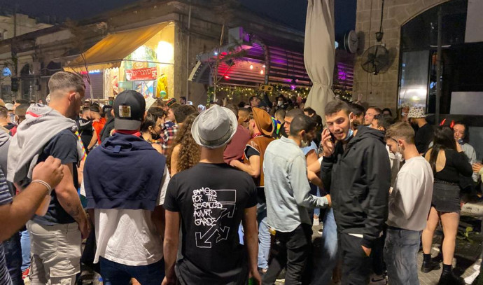 Night curfew: Contrary to guidelines – hundreds of young people in gatherings at the flea market