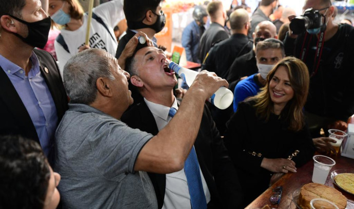 גדעון סער נצפה שותה ישר מהבקבוק בשוק התקווה | חדשות מעריב