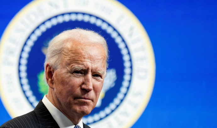 Joe Biden stumbled as he climbed the stairs, but did not stumble when he promised vaccines to the Americans