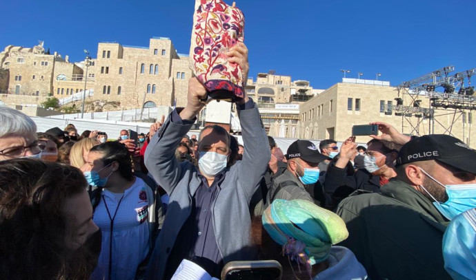 גלעד קריב הכניס ספר תורה לכותל ועורר סערה | צפו | חדשות מעריב