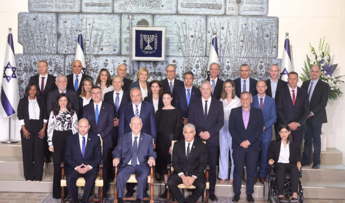 חילופי השלטון יוצאים לדרך: השרים החדשים נכנסים למשרדיהם - Vimarsana News