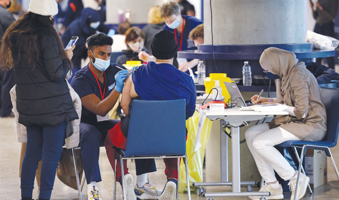 דיווח: בריטניה שוקלת להתחיל להעניק מנת חיסון שלישית נגד ...