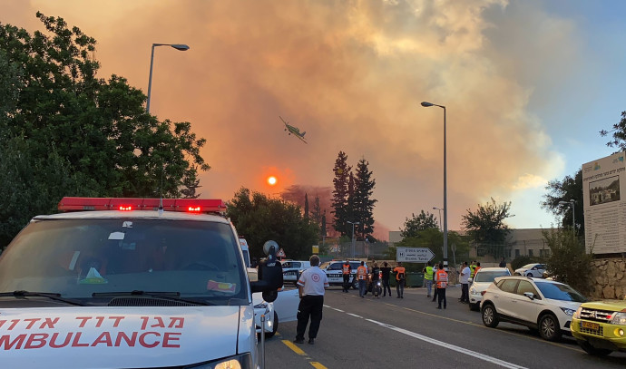 השריפה בירושלים: אלפים עדיין לא מורשים לחזור לבתיהם - Vimarsana News