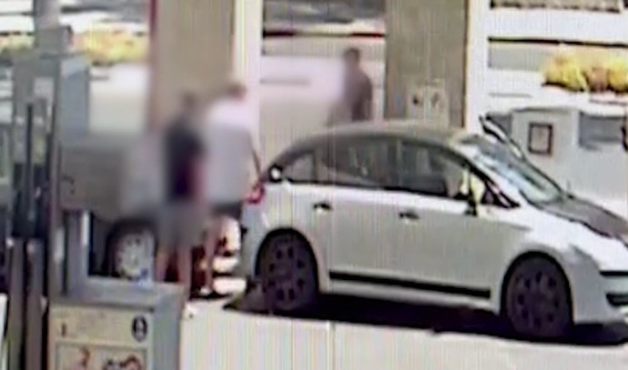 צפו: אב ובנו תקפו באלימות נהג בעמדה לניפוח גלגלים בתחנת דלק ביפו - Vimarsana News