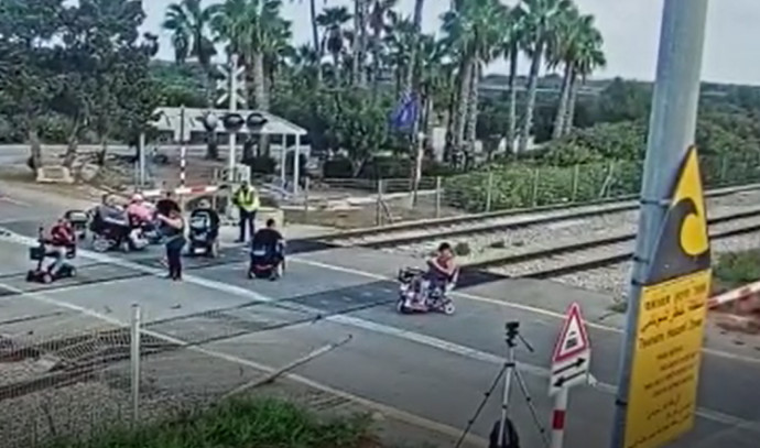 תנועת הרכבת בקו ת"א-חיפה נעצרה בעקבות הפגנת נכים בעתלית - Vimarsana News