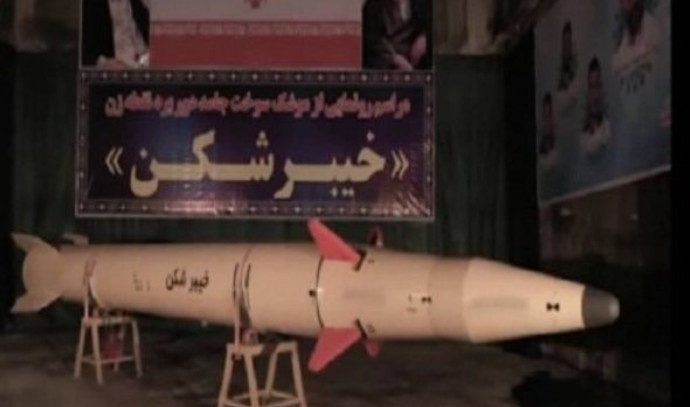 “מנתץ הטירות”: איראן חושפת טיל אסטרטגי חדש בעל טווח של 1,450 ק”מ