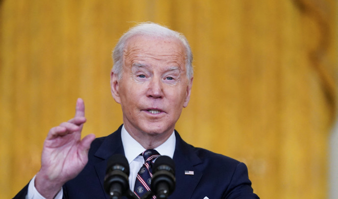 Biden finished his speech – and shook hands with an invisible man