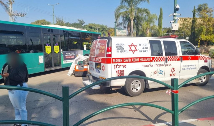 An electric bicycle rider, about 60, was killed by a bus in Mezekrat Batia