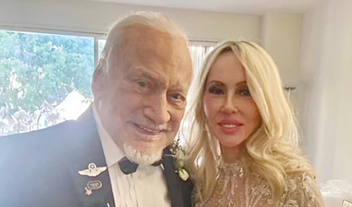Happy to the moon: former astronaut Buzz Aldrin married his girlfriend