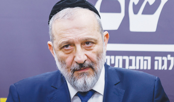 Aryeh Deri Considers Giving Up Return to Government Amid Political Drama