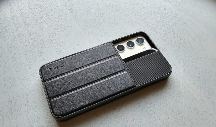 The vena cover will turn the Galaxy S24 and iPhone 15 into a wallet