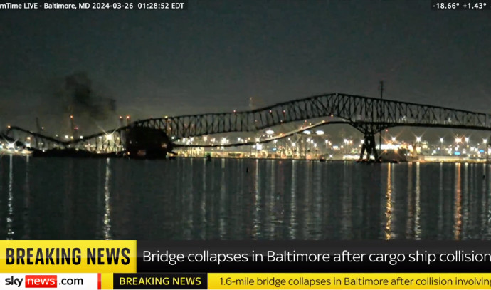 Bridge collapses in the USA following ship collision, cars plunge into the water.