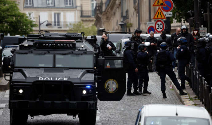 A man threatened to blow himself up in the Iranian consulate in Paris and was arrested