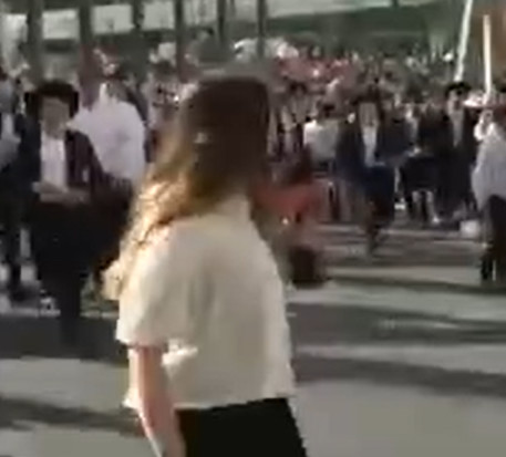 ענבר טויזר בהפגנת החרדים בירושלים (צילום: קשת 12)