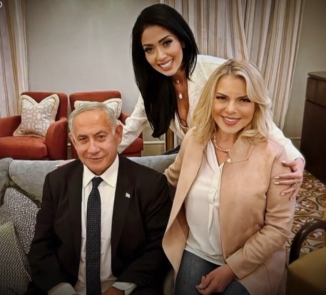 שרה נתניהו ובנימין נתניהו עם ניקול ראידמן (צילום: צילום מסך קשת 12)