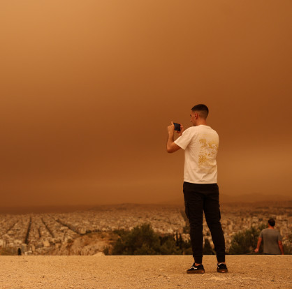 אתונה כוסתה באובך כתום (צילום: REUTERS)