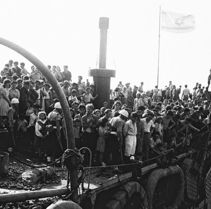 אוניית המעפילים אקסודוס, טרם גירושה מנמל חיפה בידי שלטונות המנדט (צילום: הנס פין, לע"מ)