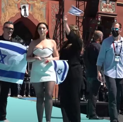 יובל רפאל על השטיח הטורקיז בבאזל (צילום: מתוך ערוץ היוטיוב הרשמי)