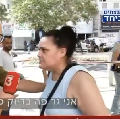 פז רובינזון מרשת 13 מראיין בזירת ההרוגים בבאר שבע (צילום: צילום מסך רשת 13)
