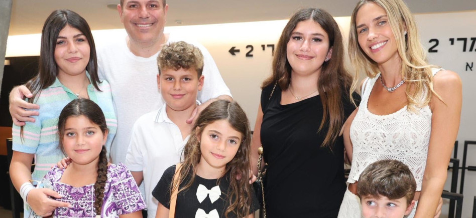 יעל נזרי, טדי שגיא וילדיהם (צילום: רפי דלויה)