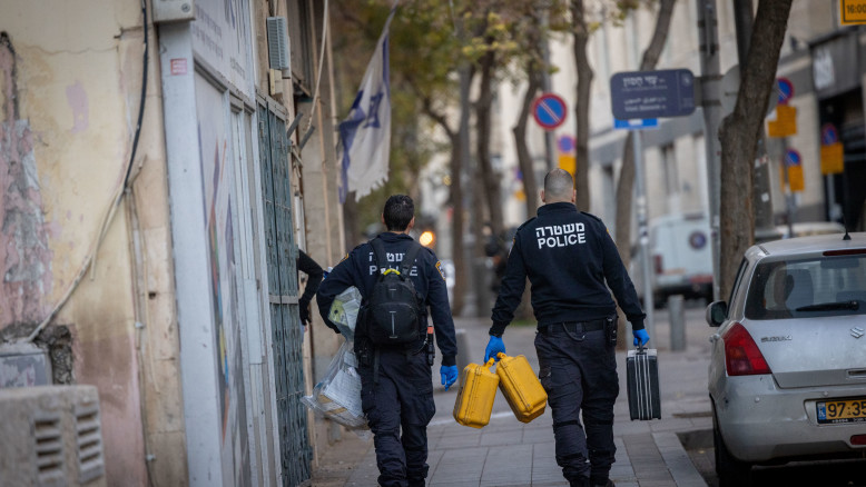 Incidente a Kiryat: uomo versa benzina su poliziotto e lo incendia, due agenti feriti