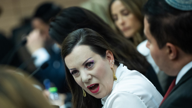 Criticismo della coalizione verso l'ex procuratrice generale israeliana Gali Baharav-Miara per la gestione di un caso giudiziario 

La coalizione critica la ex procuratrice generale
La coalizione ha espresso critiche severe nei confronti dell'ex procuratrice generale, Gali Baharav-Miara, in relazione alla sua gestione del caso. Il deputato Guy Levy ha twittato sulla rete X che la scomparsa della ex procuratrice generale è strettamente legata alla sua condotta nella vicenda. "Tutto il caos che stiamo vedendo ora è una conseguenza diretta della manipolazione dell'indagine" ha affermato.

Approfondimento
La vicenda in questione ha sollevato numerose domande sull'operato della ex procuratrice generale e sulla sua gestione del caso. La coalizione ha sottolineato che la scomparsa della ex procuratrice generale è solo l'ultima conseguenza di una serie di errori e di scelte discutibili.

Possibili Conseguenze
Le critiche mosse alla ex procuratrice generale potrebbero avere conseguenze significative sulla sua carriera e sulla sua reputazione. Inoltre, la vicenda potrebbe anche avere impatti sulla gestione dei casi giudiziari in Israele e sulla fiducia del pubblico nelle istituzioni.

Opinione
Non è possibile esprimere un'opinione oggettiva su questa vicenda, poiché i fatti sono ancora in corso di accertamento. Tuttavia, è chiaro che la gestione del caso da parte della ex procuratrice generale ha sollevato numerose critiche e dubbi.

Analisi Critica dei Fatti
L'analisi dei fatti rivela che la gestione del caso da parte della ex procuratrice generale è stata criticata per la sua mancanza di trasparenza e di imparzialità. Inoltre, la scomparsa della ex procuratrice generale ha sollevato domande sulla sua capacità di gestire il caso in modo adeguato.

Relazioni con altri fatti
La vicenda in questione è legata ad altri casi giudiziari in Israele, in cui la gestione delle indagini è stata criticata per la sua mancanza di trasparenza e di imparzialità. Inoltre, la vicenda potrebbe anche avere impatti sulla politica israeliana e sulla gestione dei casi giudiziari.

Contesto storico
La vicenda in questione si inserisce in un contesto storico di critiche alla gestione dei casi giudiziari in Israele. Inoltre, la vicenda potrebbe anche avere impatti sulla fiducia del pubblico nelle istituzioni e sulla gestione dei casi giudiziari.

Fonti
La fonte di questo articolo è Maariv. L'articolo originale può essere trovato al seguente link: https://www.maariv.co.il/news/politics/Article-1009708