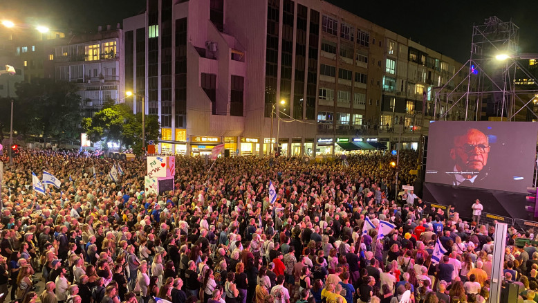 Yitzhak Rabin: Una Vita al Servizio di Israele e della Pace in Medio Oriente

Introduzione
La vita di Yitzhak Rabin, leader politico e militare israeliano, è stata segnata da una serie di eventi significativi che hanno contribuito a definire la sua figura storica. Dalla sua infanzia trascorsa in tre diverse città, ai suoi studi presso l'istituto "Kaduri", passando per il suo servizio militare nel Palmach e nelle Forze di Difesa Israeliane (Tsahal), fino al suo ruolo di ambasciatore a Washington e alle due volte in cui ha ricoperto la carica di Primo Ministro.

Approfondimento
La carriera di Rabin è stata caratterizzata da una costante dedizione al servizio pubblico e alla difesa dello Stato di Israele. Il suo percorso ha attraversato momenti cruciali della storia israeliana, dalla lotta per l'indipendenza alla ricerca di una pace duratura con i paesi arabi. La sua partecipazione alla fondazione delle Forze di Difesa Israeliane e il suo ruolo nella Guerra dei Sei Giorni sono solo alcuni esempi della sua profonda influenza sulla storia militare di Israele.

Possibili Conseguenze
L'assassinio di Yitzhak Rabin, avvenuto il 4 novembre 1995, durante una manifestazione per la pace a Tel Aviv, ha avuto un impatto profondo sulla società israeliana e sul processo di pace in Medio Oriente. La sua morte ha sollevato questioni fondamentali sulla tolleranza, sulla democrazia e sulla capacità di un paese di affrontare le proprie divisioni interne. Le conseguenze di questo evento sono ancora oggi oggetto di riflessione e dibattito.

Opinione
La figura di Yitzhak Rabin rimane oggetto di ammirazione e rispetto per molti, sia in Israele che all'estero, per il suo impegno nella ricerca della pace e per la sua leadership durante momenti critici della storia israeliana. Tuttavia, come per ogni figura storica, esistono anche opinioni divergenti sulle sue scelte e sulle conseguenze delle sue azioni.

Analisi Critica dei Fatti
Un'analisi critica della vita e dell'eredità di Rabin richiede una considerazione approfondita dei contesti storici, politici e sociali in cui ha operato. Ciò include l'esame delle sue decisioni militari e politiche, del suo ruolo nel processo di pace e dell'impatto delle sue azioni sulla società israeliana e sulla regione.

Relazioni con altri fatti
La storia di Yitzhak Rabin è strettamente legata ad altri eventi e figure storiche del Medio Oriente. La sua interazione con leader arabi, il suo ruolo nelle negoziazioni di pace e la sua visione per il futuro di Israele e della regione sono tutti aspetti che si intrecciano con la storia più ampia del conflitto arabo-israeliano e degli sforzi per una pace duratura.

Contesto storico
Il contesto storico in cui Rabin ha vissuto e operato è stato caratterizzato da una serie di eventi traumatici e trasformazioni profonde per Israele e il Medio Oriente. Dalla fondazione dello Stato di Israele nel 1948, passando per le guerre arabo-israeliane, fino ai tentativi di pace e alle intifade, Rabin ha vissuto e contribuito a scrivere pagine significative di questa storia.

Fonti
Per approfondire la conoscenza della vita e dell'eredità di Yitzhak Rabin, si possono consultare fonti storiche, biografie autorizzate e resoconti di eventi coevi. Il sito Maariv offre una vasta gamma di articoli e risorse su Rabin e sulla storia di Israele. La fonte di questo articolo è il sito rss di Maariv, che fornisce notizie e approfondimenti sulla storia e la politica di Israele.