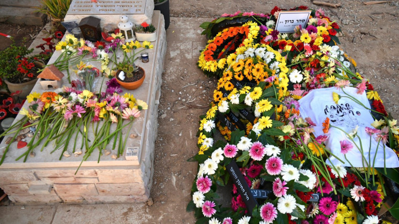 Centinaia di persone rendono omaggio a Sahar Baruch nel suo ultimo viaggio dopo la tragica morte in prigionia di Hamas