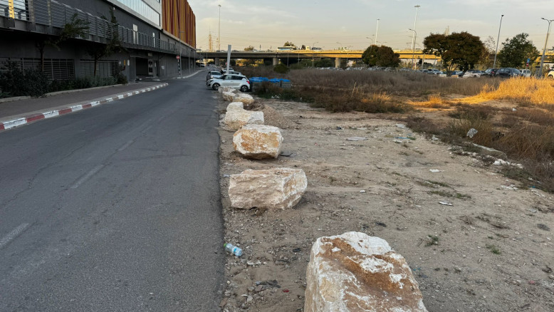 Parcheggio a pagamento obbligatorio ad Ashdod: la città portuale in rivolta contro la sostituzione delle aree gratuite con massi di pietra