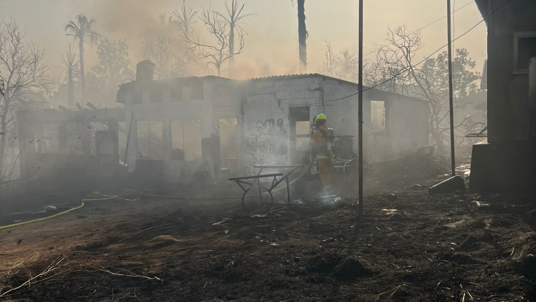 Incendio devastante nel distretto di Sharon: evacuazioni e chiusure stradali per garantire la sicurezza pubblica