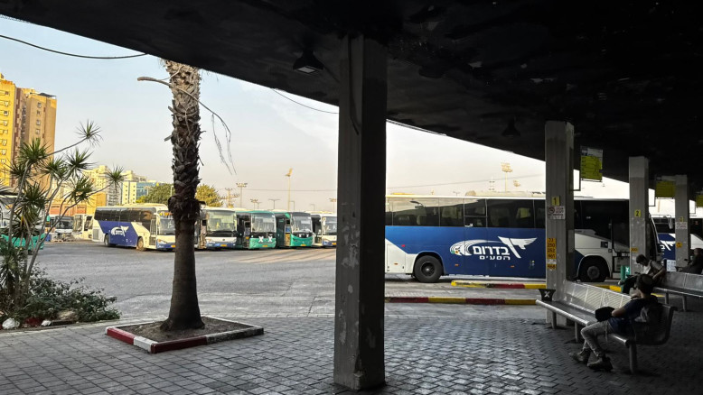 La Stazione Centrale di Ashkelon: Abbandono e Paura in un Luogo Strategico