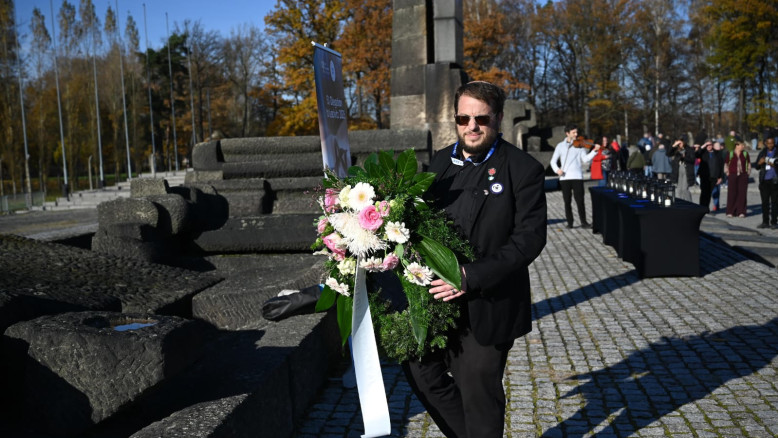 Un gesto di rispetto e memoria: il primo mazzo di fiori ad Auschwitz per le persone con disabilità vittime dell'Olocausto